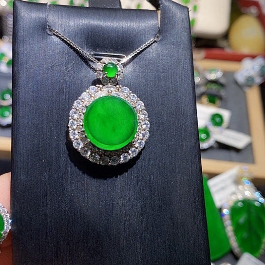 翡翠未镶嵌颈饰吊坠