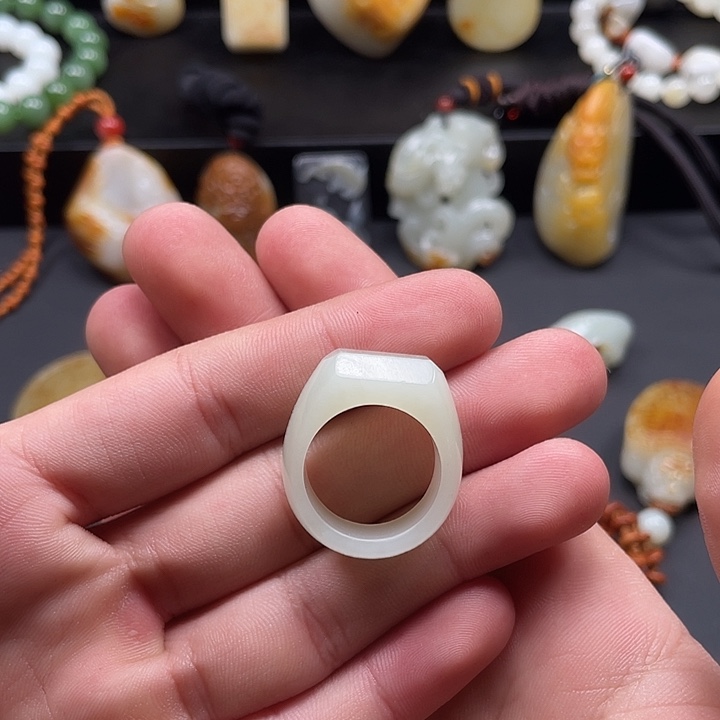 和田玉未镶嵌颈饰24圈口