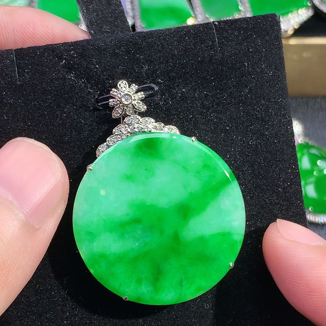 翡翠18K金镶嵌颈饰