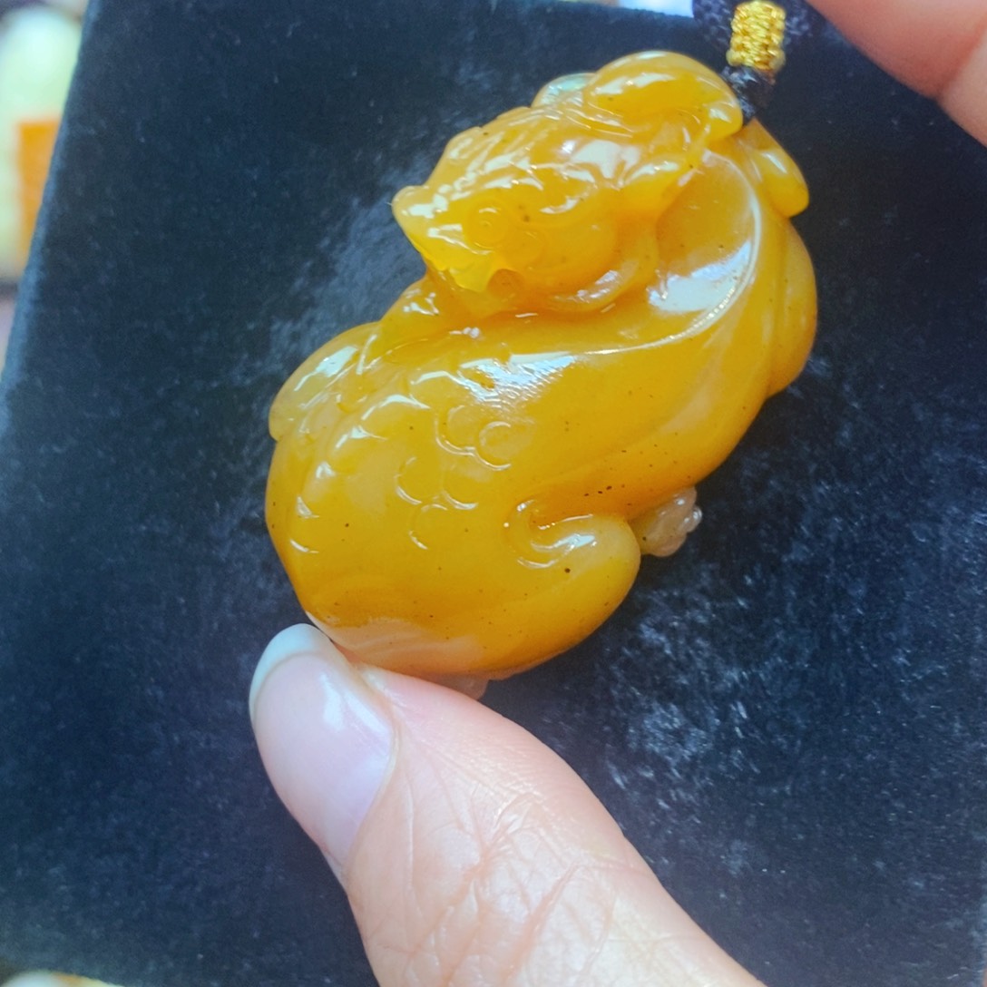 未镶嵌石英质玉（黄龙玉）颈饰
