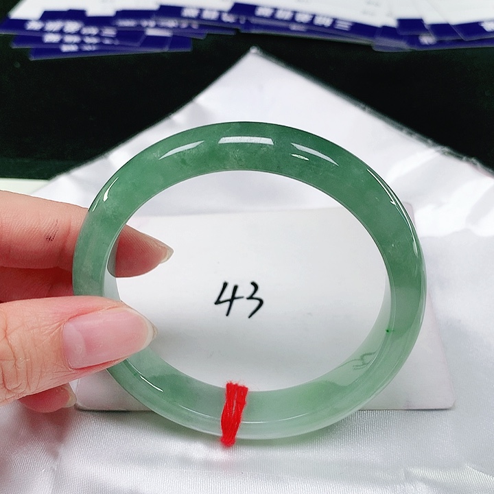 翡翠手镯未镶嵌翡翠手镯未镶嵌