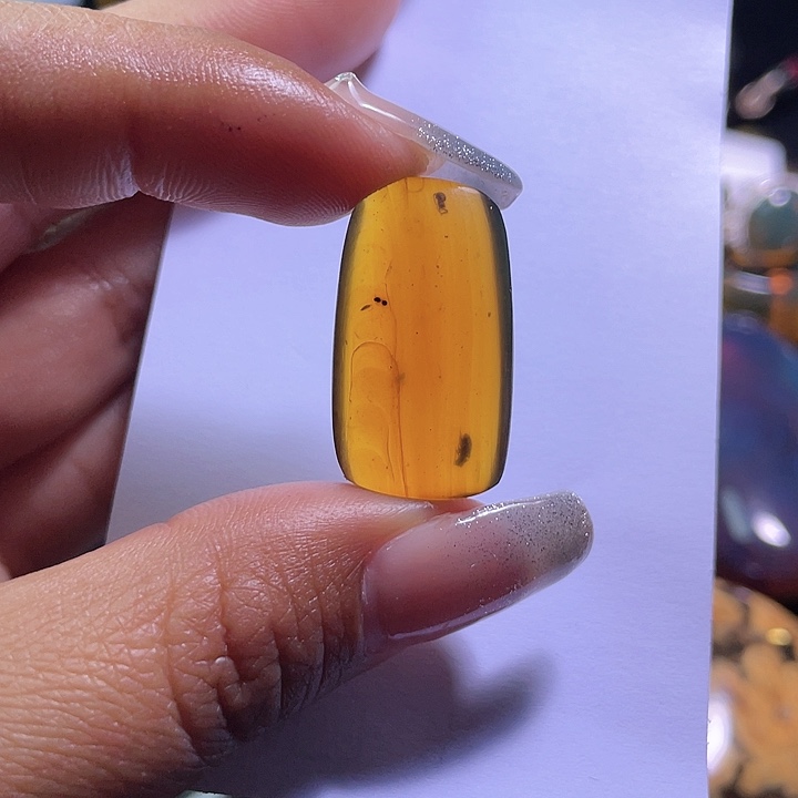 琥珀裸石未镶嵌？