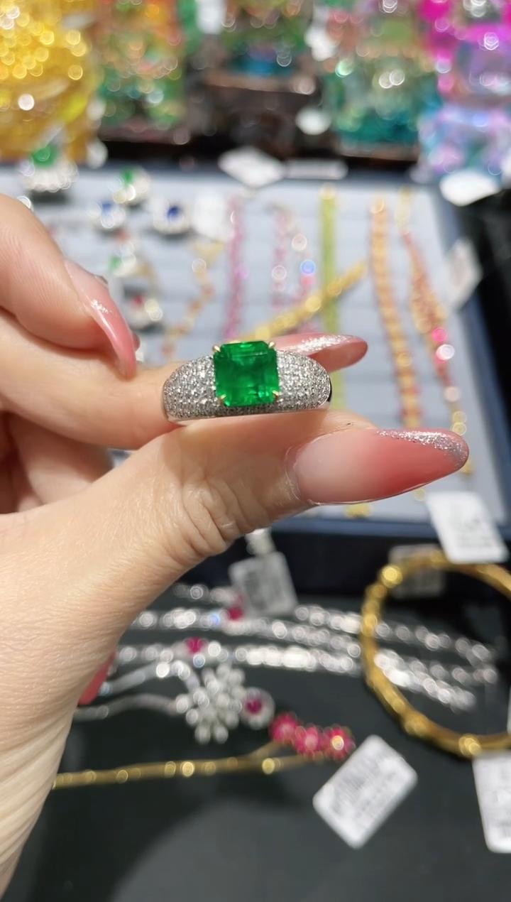 18K金镶嵌天然祖母绿戒指