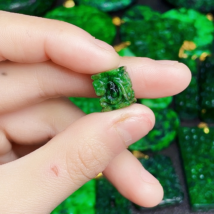 翡翠未镶嵌颈饰多样性