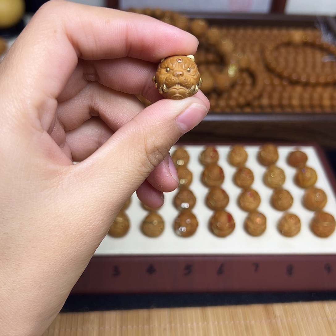 吊坠猴头核桃镶嵌单颗狗王