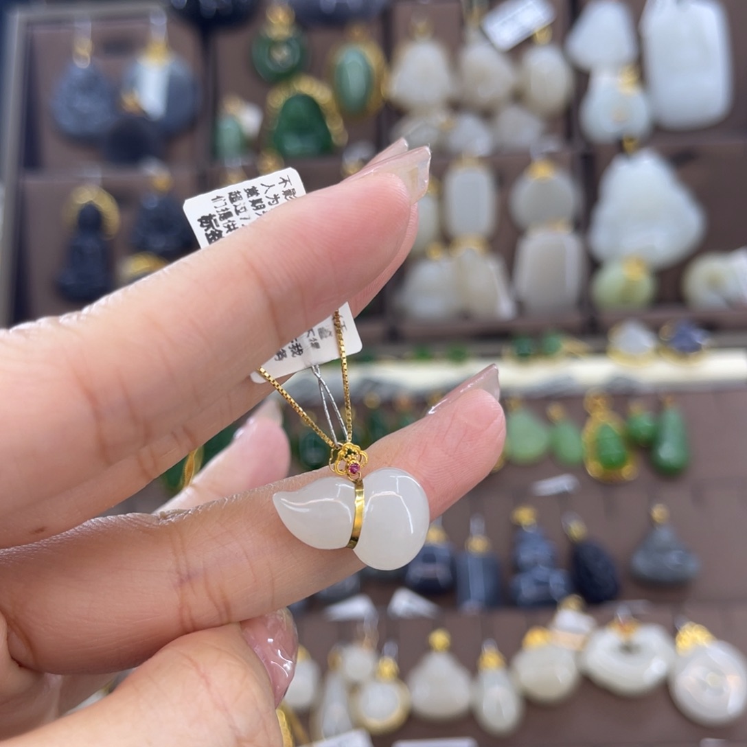 和田玉吊坠(赠链)18K金镶嵌