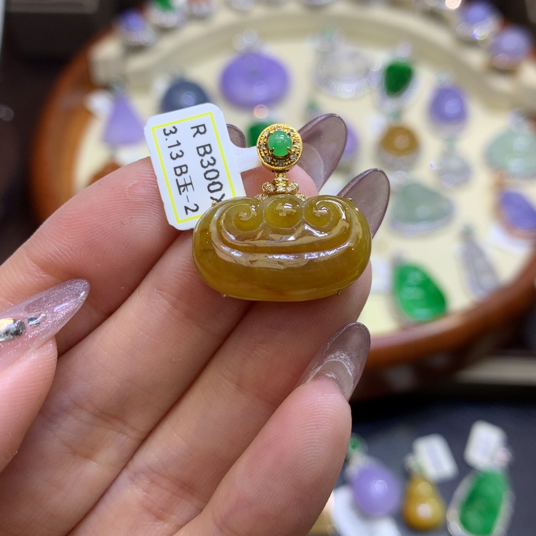 翡翠18K金镶嵌颈饰翡翠