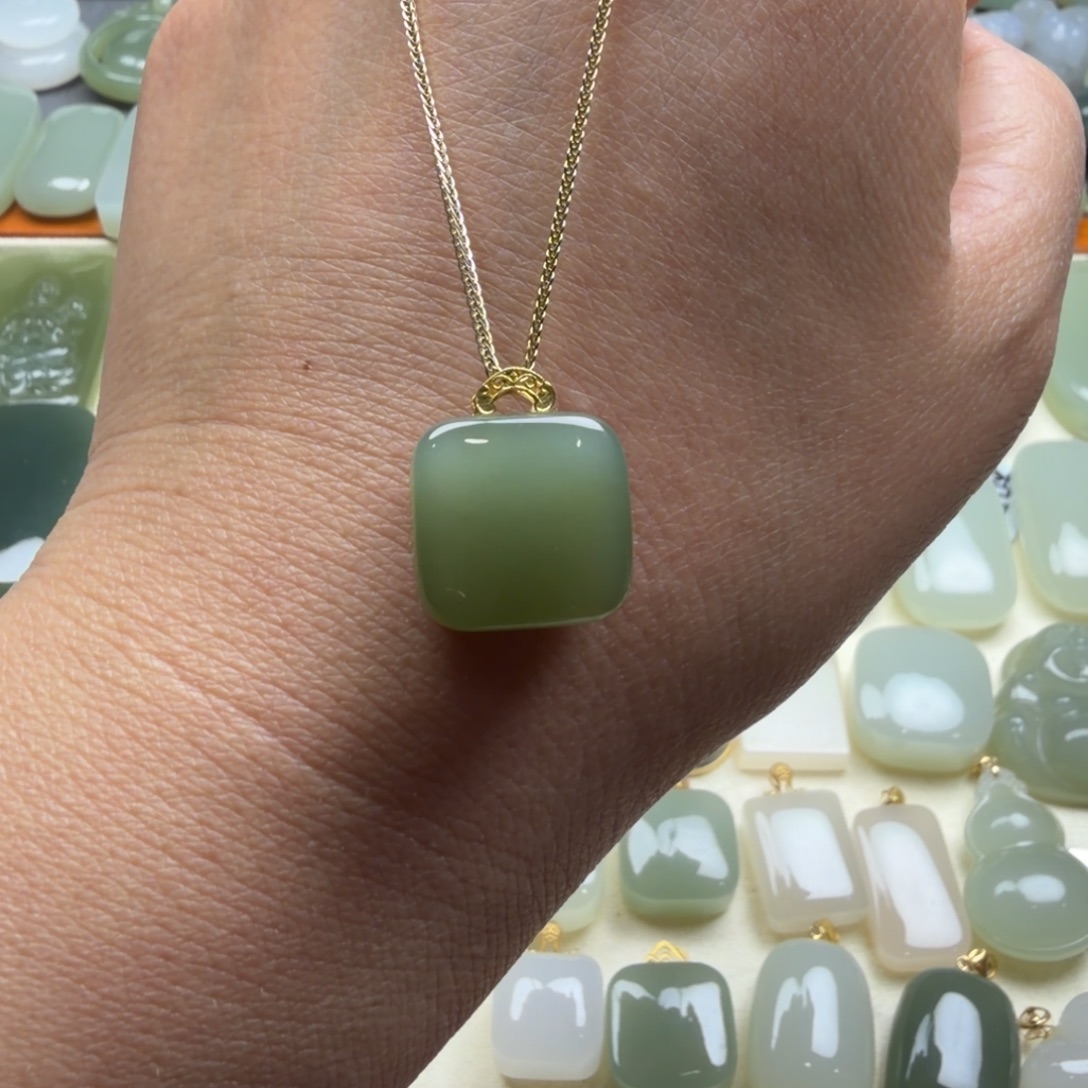 和田玉18K金镶嵌颈饰