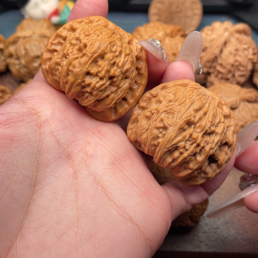 文玩核桃吊坠全品，延庆红皮白狮子42