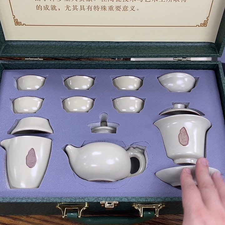 孤品茶具套装等。        