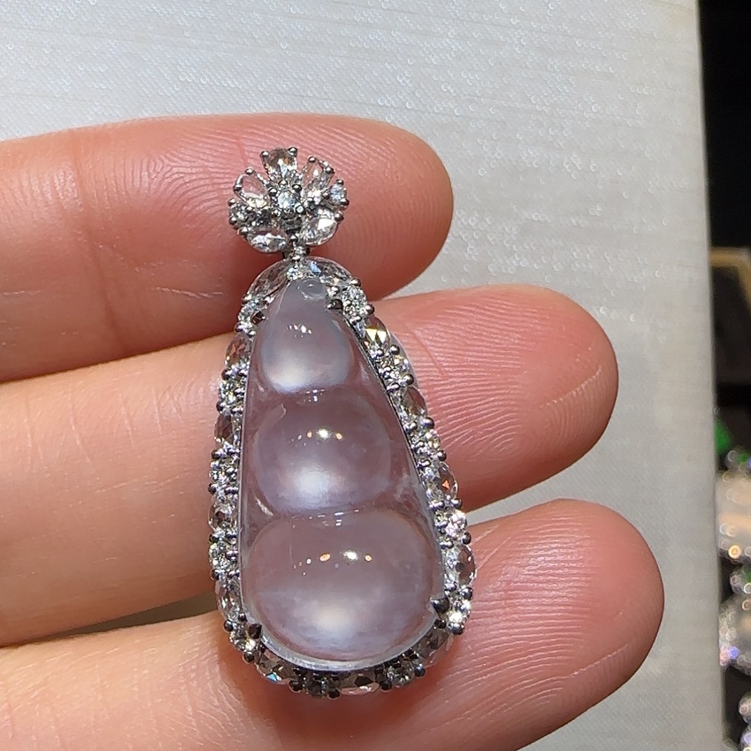 翡翠18K金镶嵌颈饰福豆