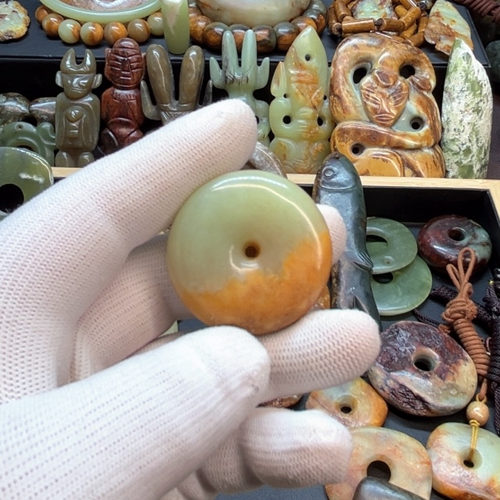 未镶嵌岫岩河磨玉（透闪石质玉）挂件同*