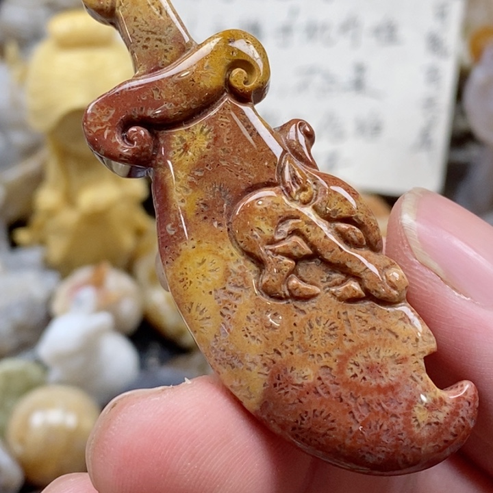 颈饰未镶嵌硅化珊瑚（珊瑚玉）