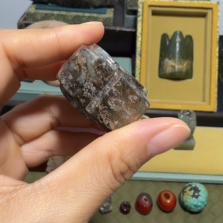 吉***意和田玉未镶嵌颈饰