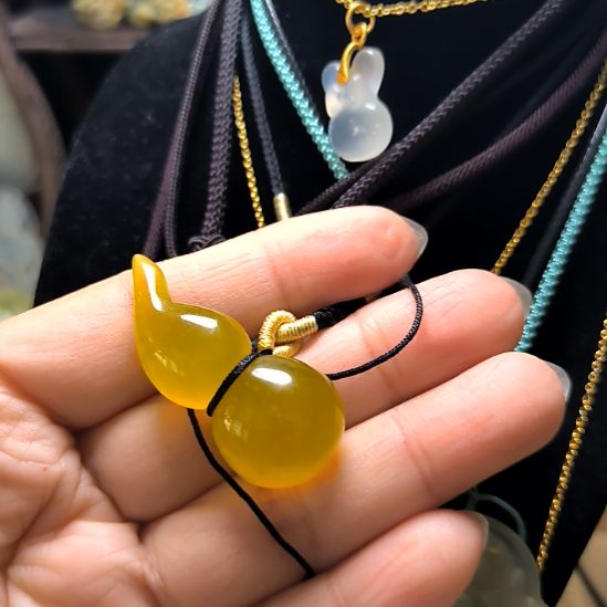 蛇纹石玉未镶嵌颈饰