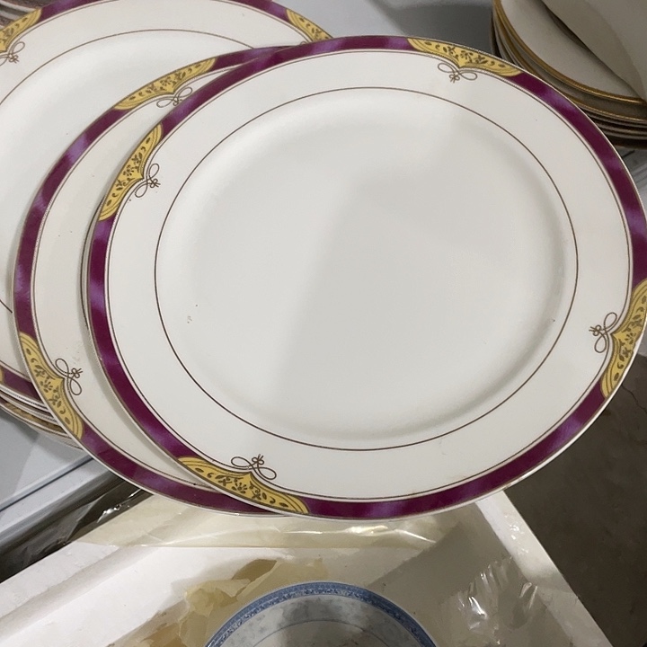 瓷片国营尾货骨质瓷玫红边平盘一对 口径25