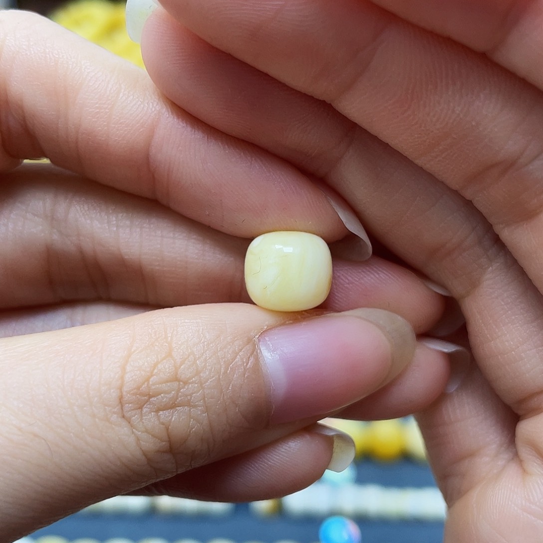 蜜蜡裸石未镶嵌老型9.6✖️8.7mm微微瑕