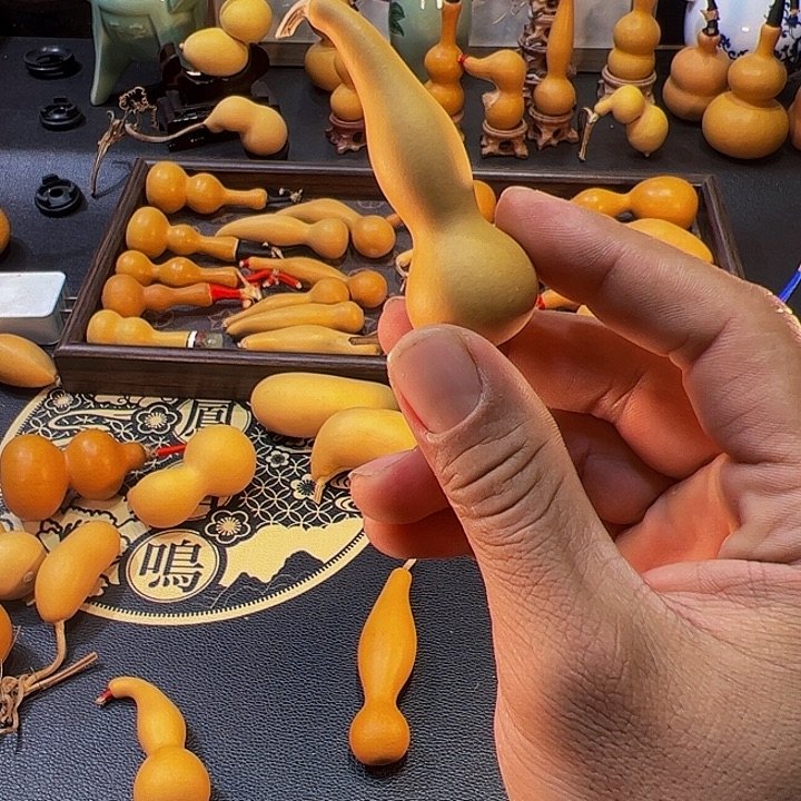 小***许文玩葫芦的葫芦娃