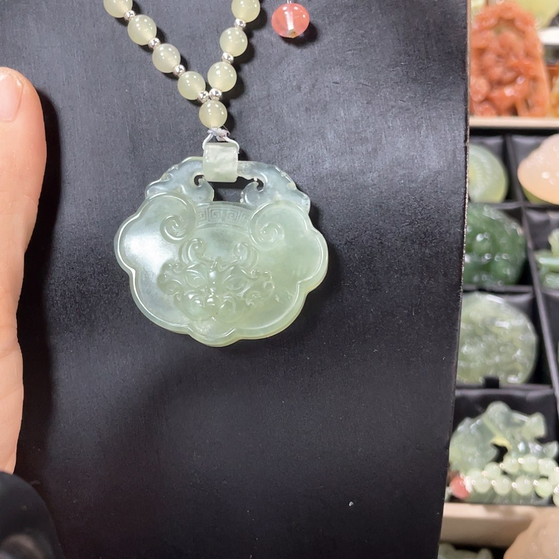 蛇纹石玉颈饰未镶嵌