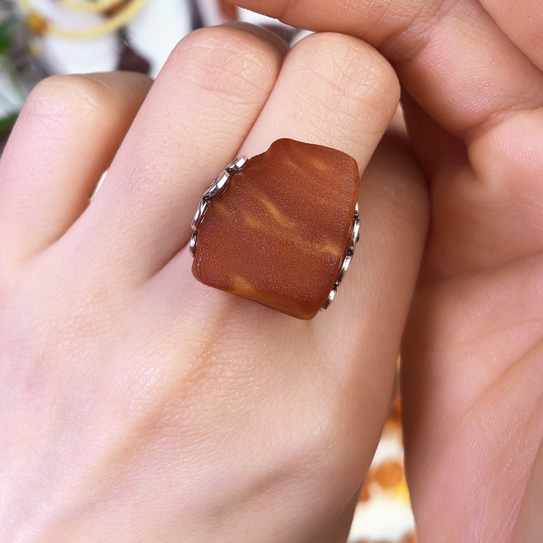 琥珀珠宝奇石未镶嵌。