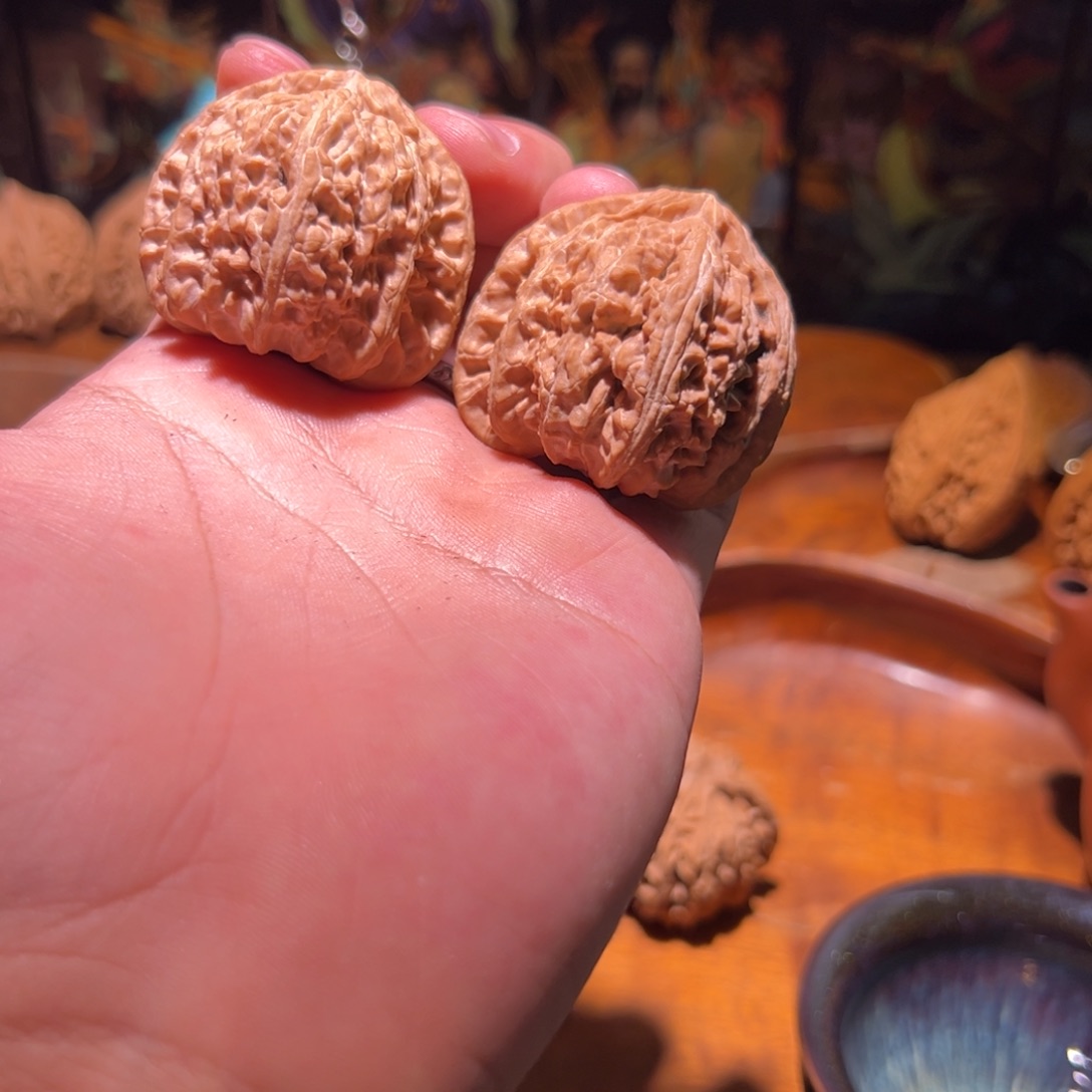 冬***。文玩核桃吊坠42三角白，尖部小黄点