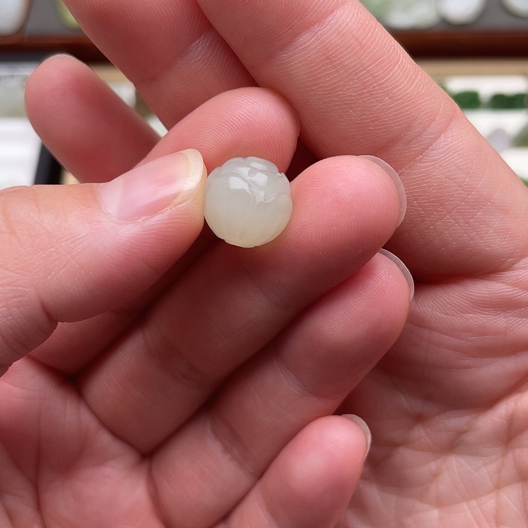 和田玉未镶嵌颈饰莲花珠小配饰