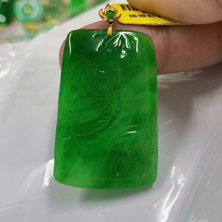 翡翠18K金镶嵌颈饰挂件