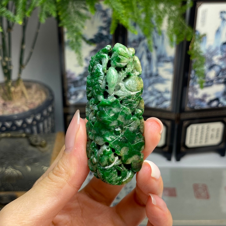毛货 飘绿辣色鱼戏荷花挂件 天然翡翠A货