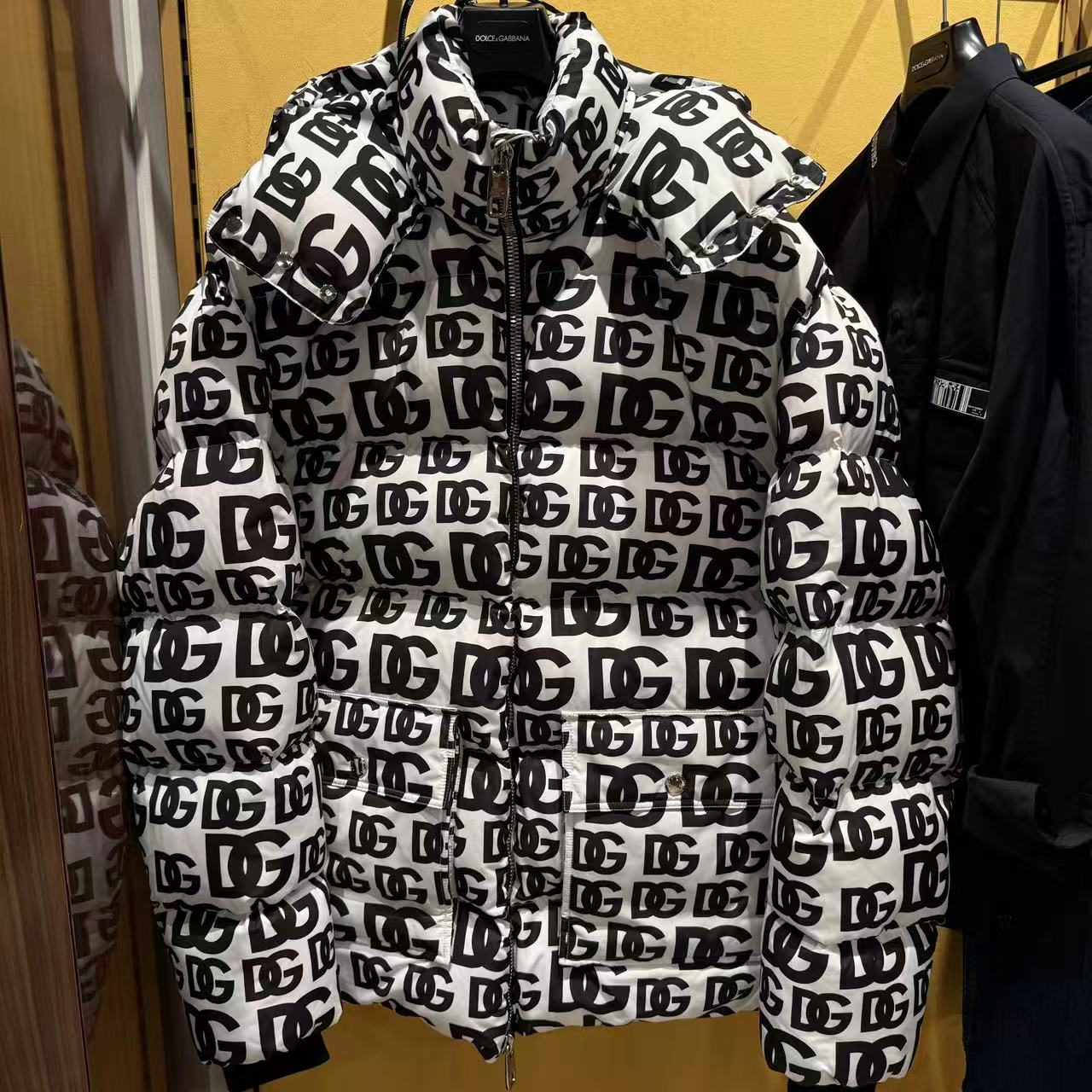 【CC在欧洲】D....G 1号折扣店 加厚秋冬满logo棉服