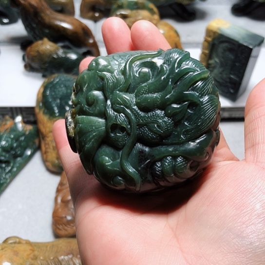 岫岩河磨玉（透闪石质玉）把件未镶嵌走****步