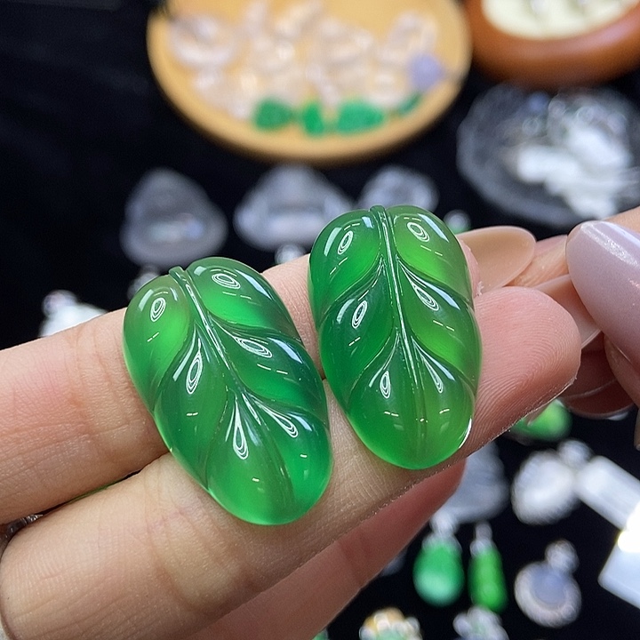 陈***丰玛瑙/玉髓未镶嵌颈饰叶子