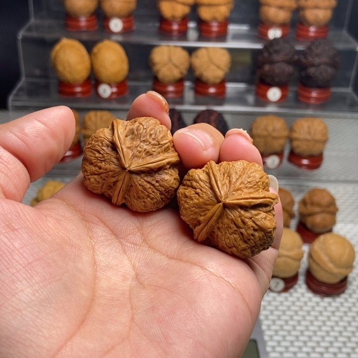 文玩核桃把件玉蟾三棱37