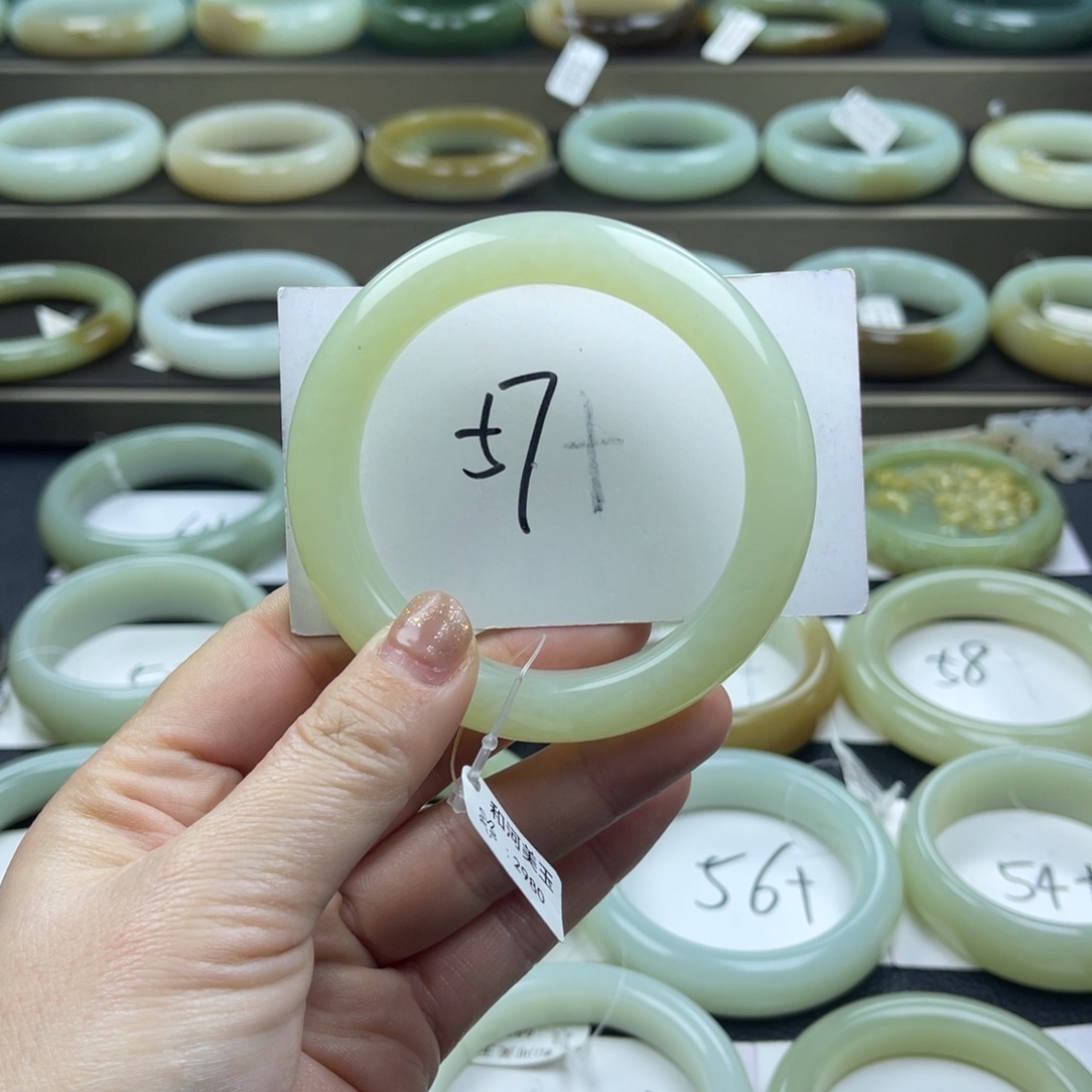 和田玉未镶嵌手镯