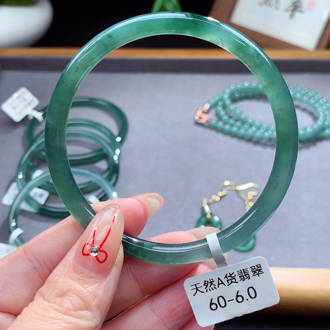 翡翠手镯（圆镯）未镶嵌