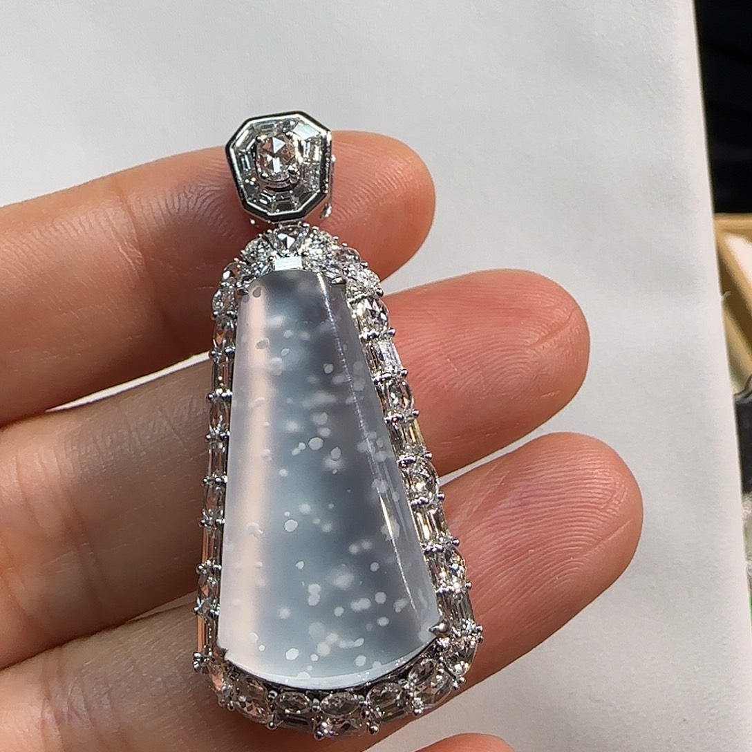 翡翠18K金镶嵌颈饰无事牌