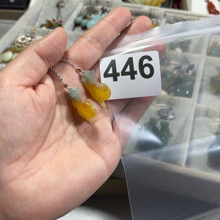 蛇纹石玉耳饰未镶嵌?**赋