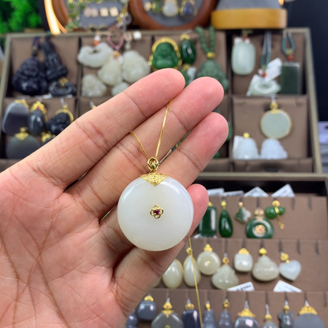 和田玉吊坠18K金镶嵌