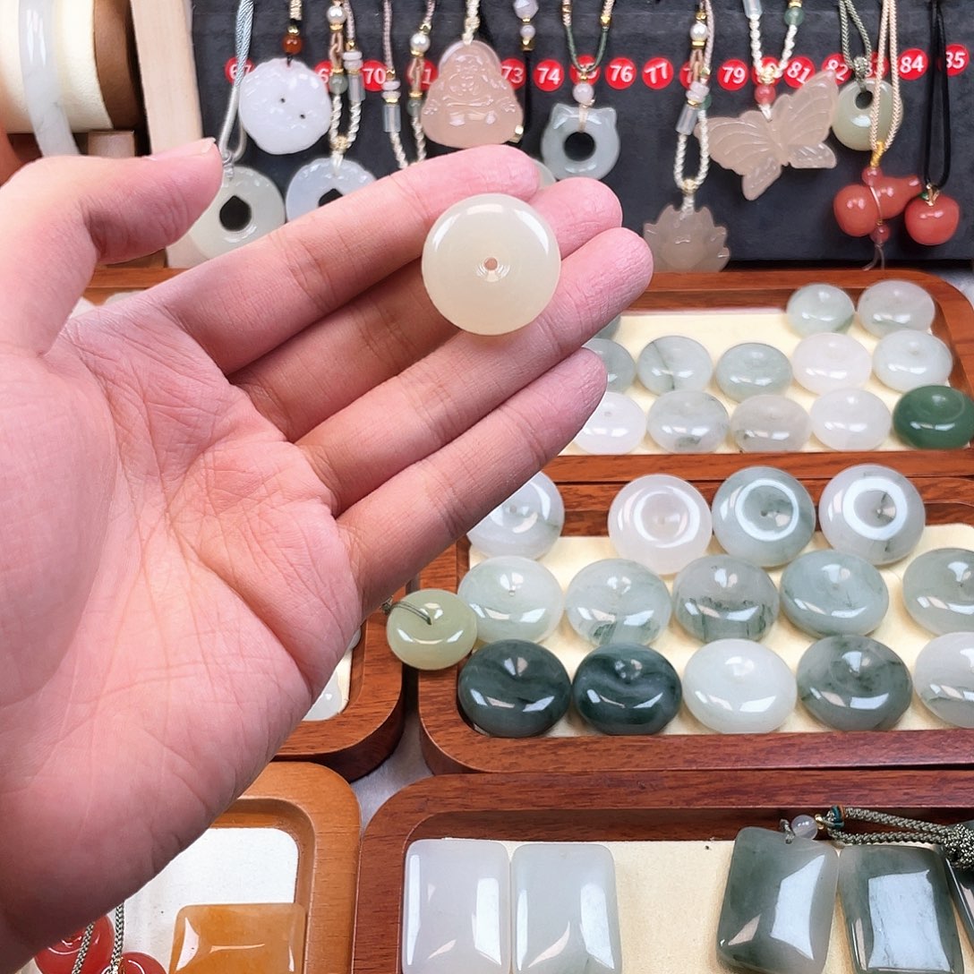 颈饰未镶嵌石英质玉