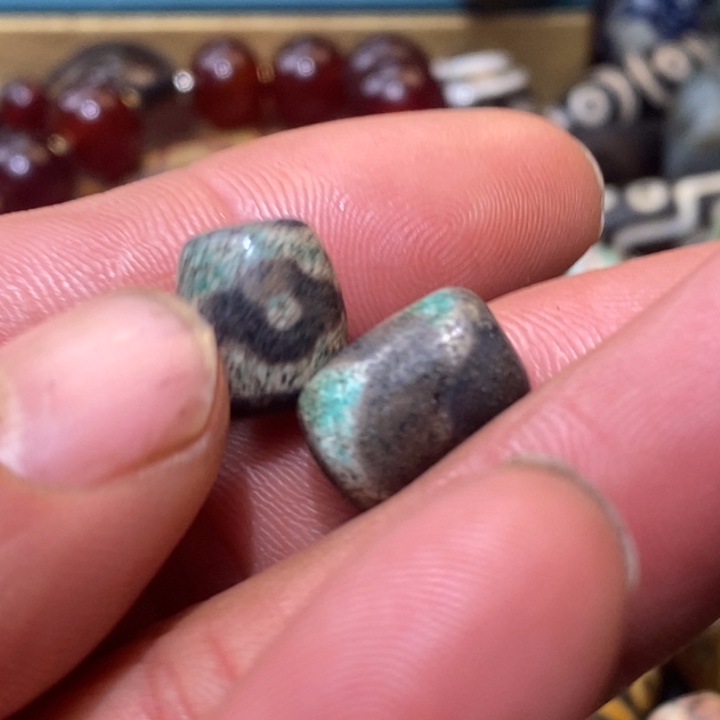 未镶嵌珠子的颜色是蓝色玛瑙/玉髓