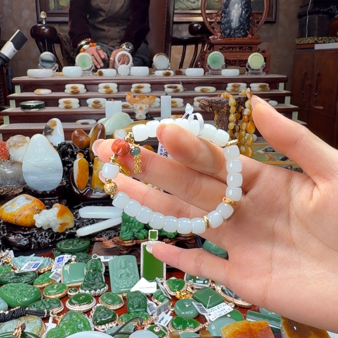 和***盘和田玉未镶嵌手链