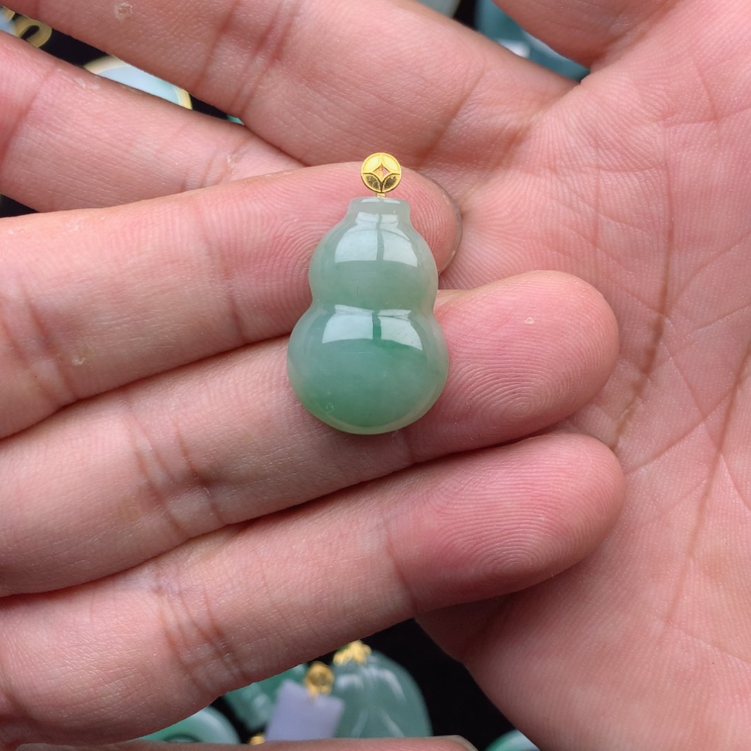 翡翠18K金镶嵌颈饰葫芦