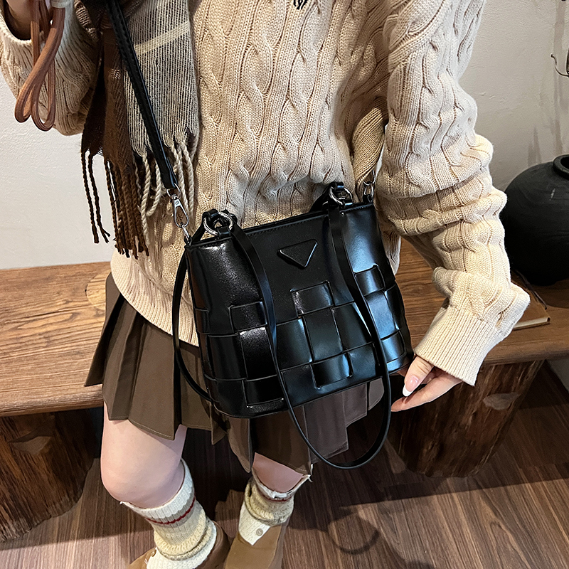 复古小包包网红单肩包编织拉链电脑包潮流简约单根ins肩包