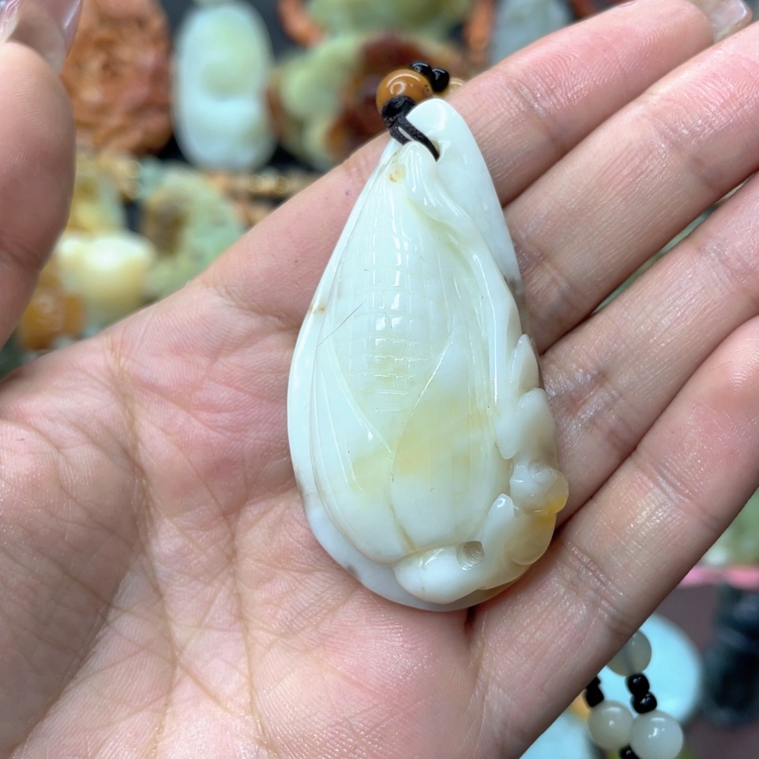 蛇纹石玉颈饰未镶嵌