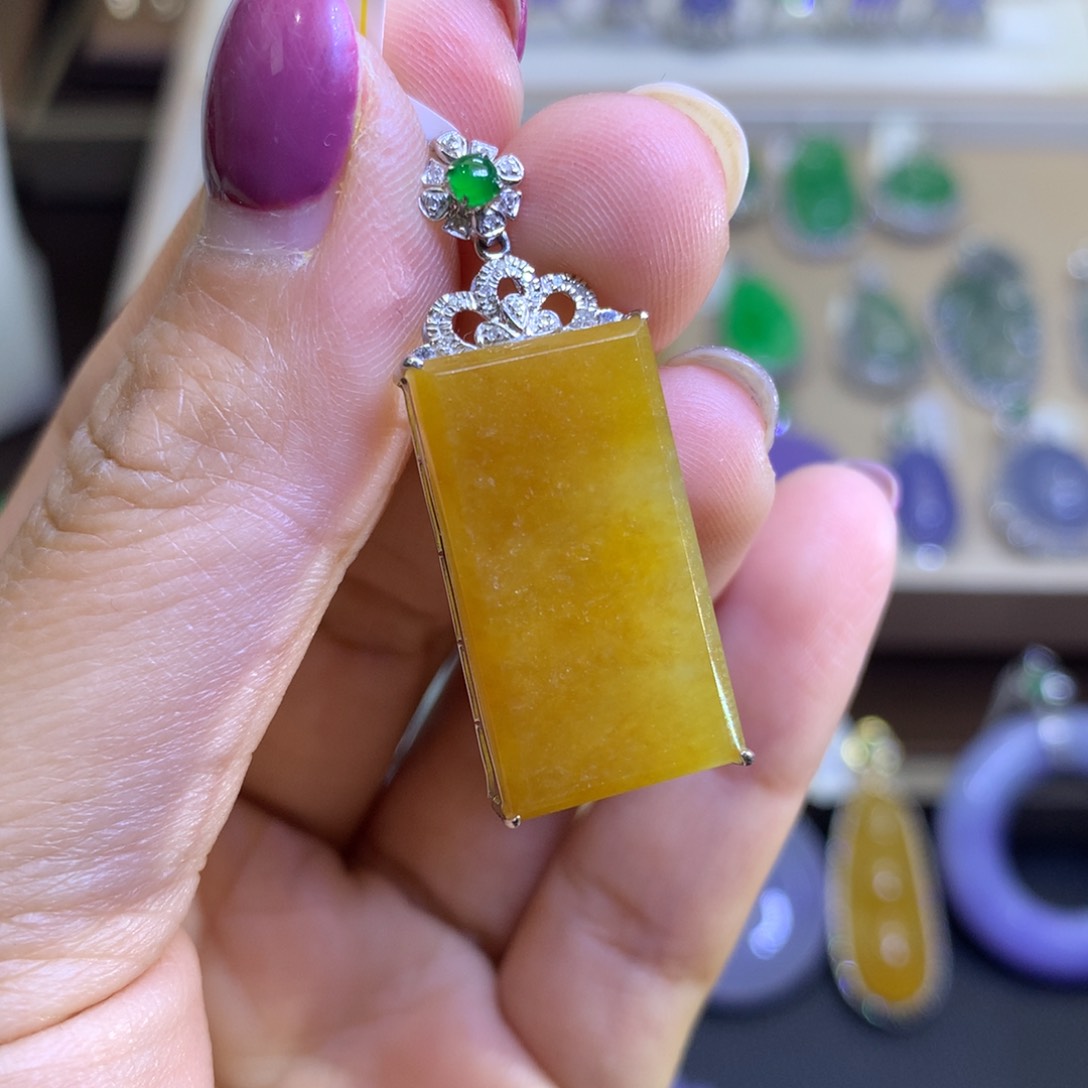 翡翠挂件18K金镶嵌翡翠