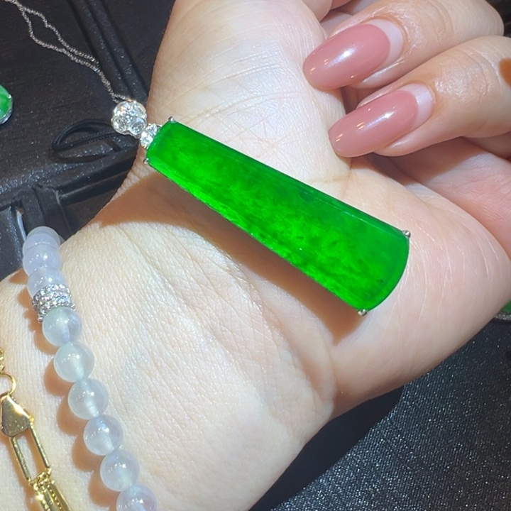 翡翠18K金镶嵌颈饰高冰辣绿无事牌