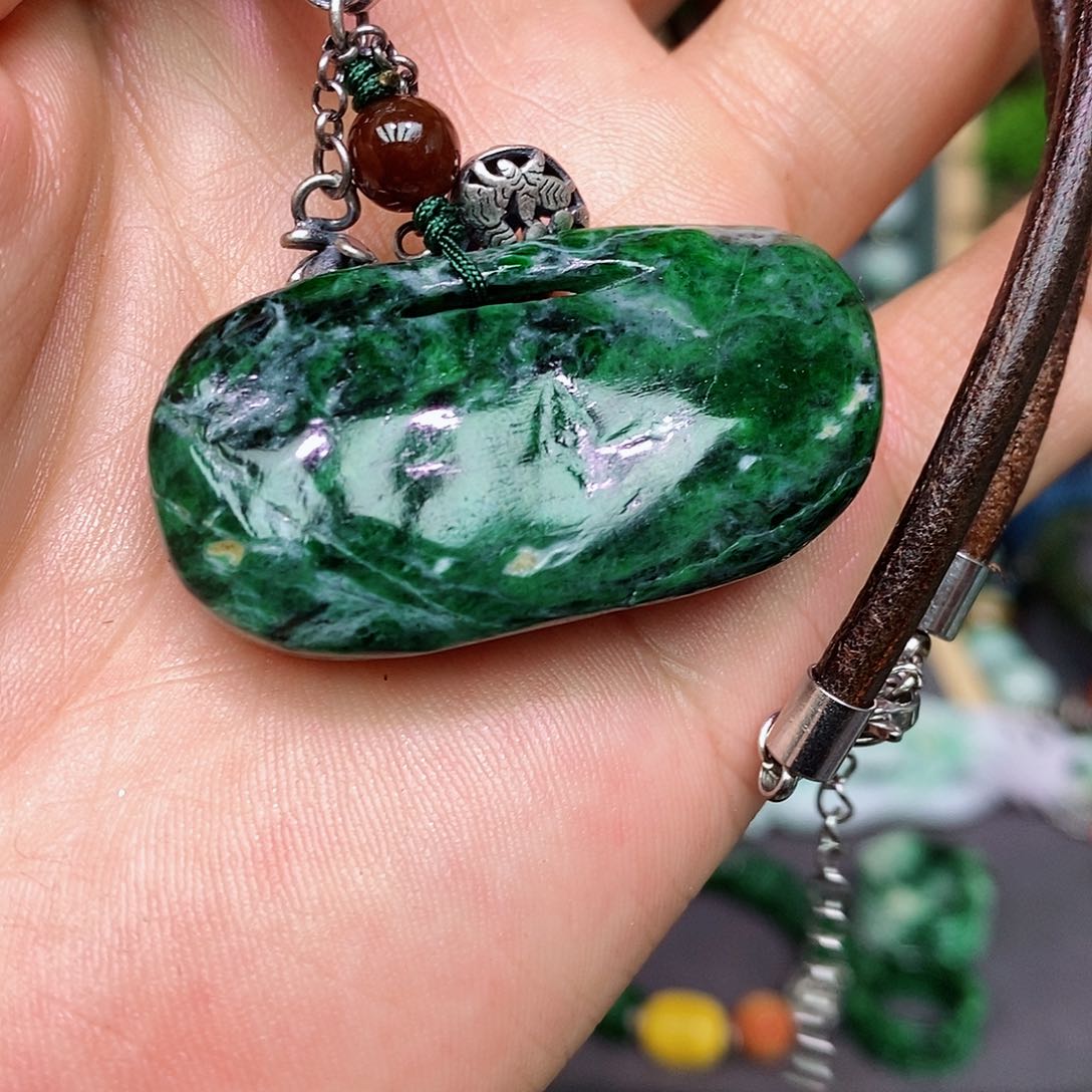 翡翠未镶嵌颈饰囚****2漂亮美眉