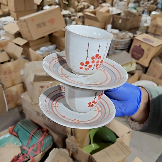 摆件盘子碗茶壶啥都有