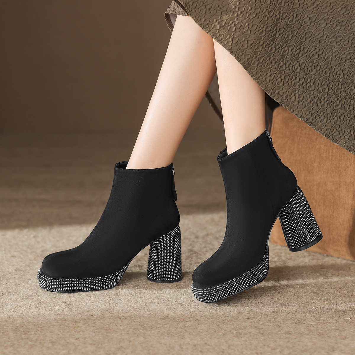 时装女靴2024年新款粗跟磨砂水钻增高百搭秋冬瘦瘦短靴