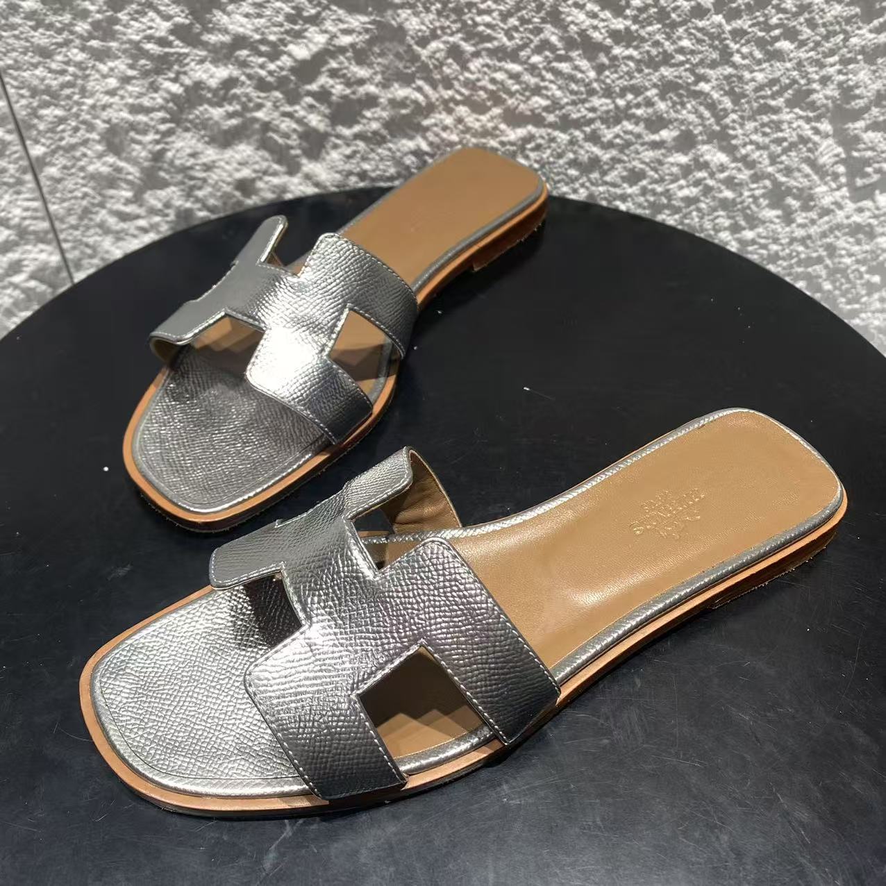 95新 Hermes/爱马仕 38.5码/米亚/无配件/银色大H平底半拖 wsp249