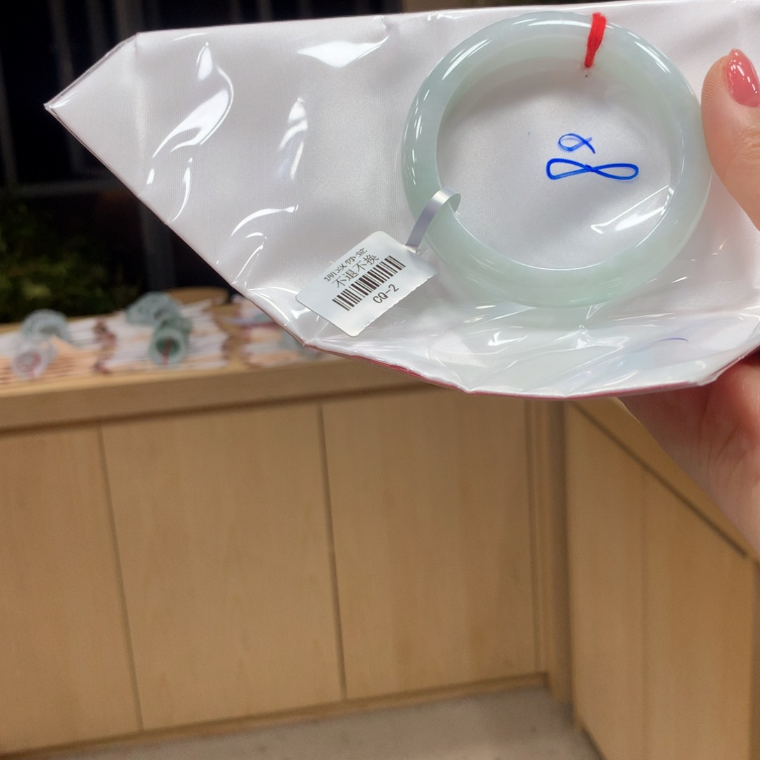 翡翠手镯未镶嵌不退不换